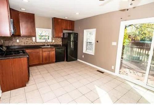 Η κουζίνα ή μικρή κουζίνα στο 107 Quaint Renovated Single Family 3 Bdrm House