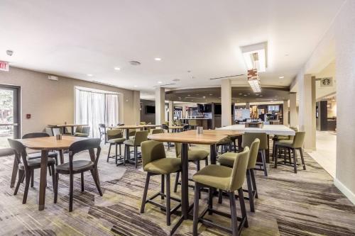 a restaurant with tables and chairs in a room at Courtyard Dallas DFW Airport South/Irving in Irving
