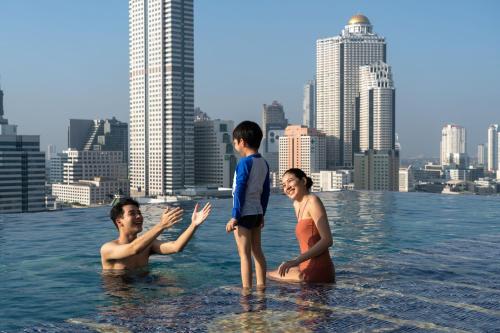 a group of people playing in the water at Bangkok Marriott Hotel The Surawongse in Bangkok