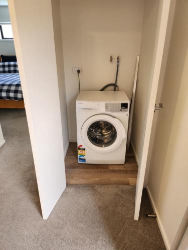 フランクトンにあるRemarkableStay1の小さな部屋に洗濯機と乾燥機があります。