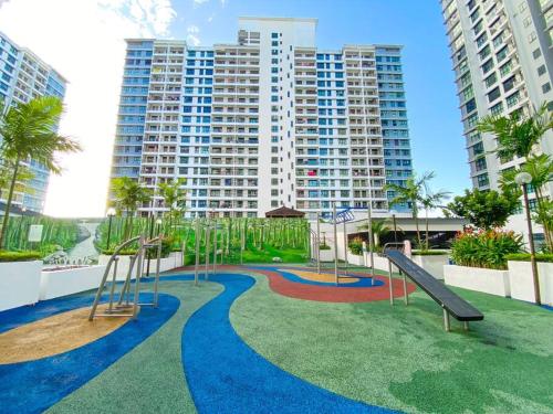 un parque infantil frente a un gran edificio de apartamentos en 3R2B in Skudai, 10min to Sutera,Paradigm,UTM l 6-9pax, en Lima Kedai