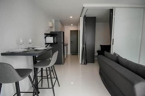 Η κουζίνα ή μικρή κουζίνα στο Mantra Condo M165