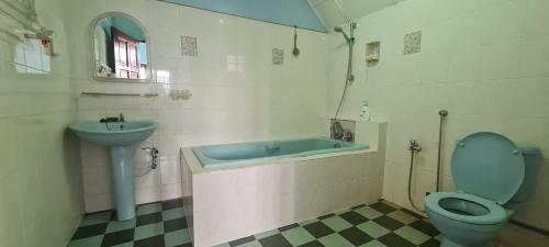 Koupelna v ubytování Private TTDI Villa Pool & BBQ, Pingpong table, 6BR, Sleeps 25pax and family friendly