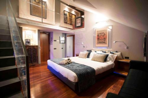Un dormitorio con una cama grande con un perro. en Art Hotel Boston, en Turín