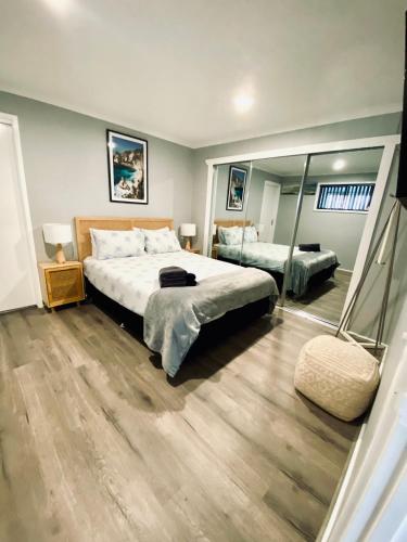 Una cama o camas en una habitación de The Sea Urchin