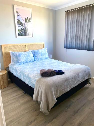Una cama o camas en una habitación de The Sea Urchin