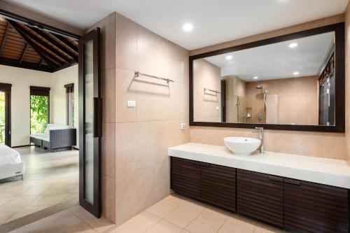 Ένα μπάνιο στο Buoyant Forest villa 2Br private pool big garden