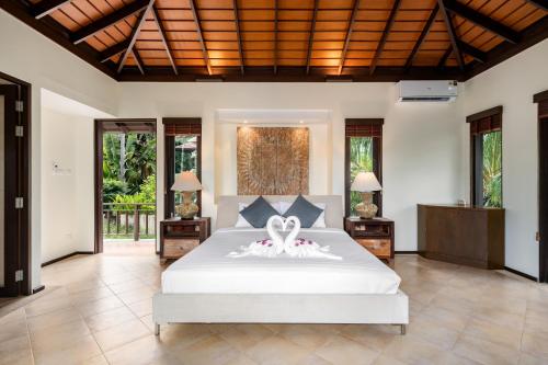 Ένα ή περισσότερα κρεβάτια σε δωμάτιο στο Buoyant Forest villa 2Br private pool big garden