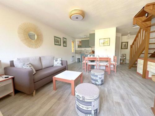 un salon avec un canapé et une table dans l'établissement T2 Duplex 6 Pers - Terrasse, Parking, Salle Musculation - Saint Lary Soulan - FR-1-457-348, à Saint-Lary-Soulan