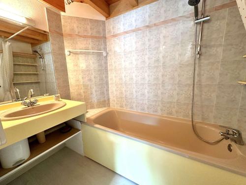 une salle de bain avec une baignoire et un lavabo dans l'établissement T2 Duplex 6 Pers - Terrasse, Parking, Salle Musculation - Saint Lary Soulan - FR-1-457-348, à Saint-Lary-Soulan