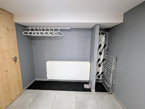 - un dressing avec un banc blanc dans l'établissement Gîte à Gérardmer : sauna, terrasse, proche lac et stations de ski - FR-1-589-669, à Gérardmer