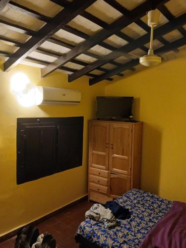 una camera con letto e TV a parete di Lodecampu ad Asunción