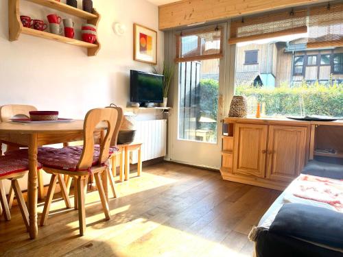 Photo de la galerie de l'établissement Studio cosy avec terrasse dans quartier calme à Samoëns - FR-1-624-166, à Samoëns