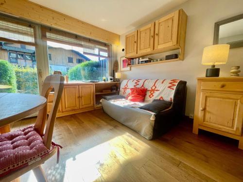 Photo de la galerie de l'établissement Studio cosy avec terrasse dans quartier calme à Samoëns - FR-1-624-166, à Samoëns