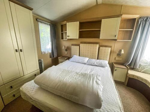 - une chambre avec un grand lit blanc dans l'établissement Stunning 6 Berth Caravan For Hire In Norfolk, Close To The Beach, Ref 19129S, à Scratby