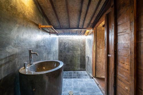 Ένα μπάνιο στο Lima Beach Inn