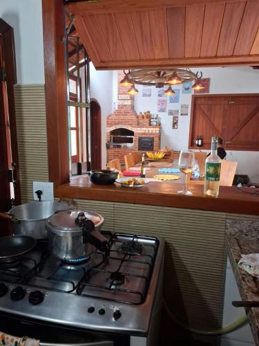 Dapur atau dapur kecil di Recanto Meio do Caminho