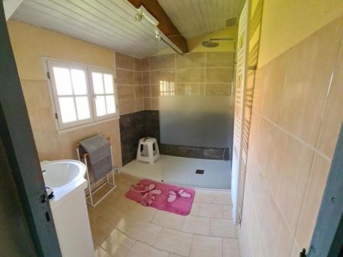 Ένα μπάνιο στο Maison rénovée paisible près Lalinde, grand jardin - FR-1-616-21