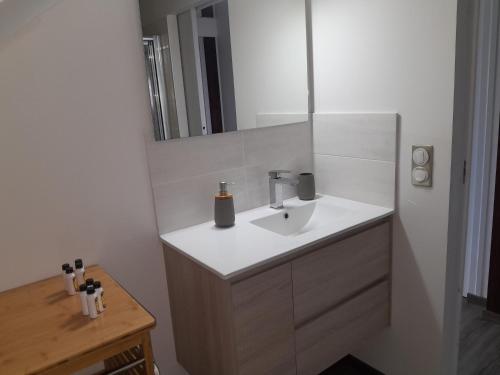 une salle de bain blanche avec un lavabo et un miroir dans l'établissement Villa Blue Horizon Moorea, à Teavaro