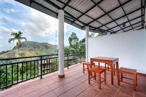 un balcone con tavolo e sedie e vista di Ella Ostella a Ella