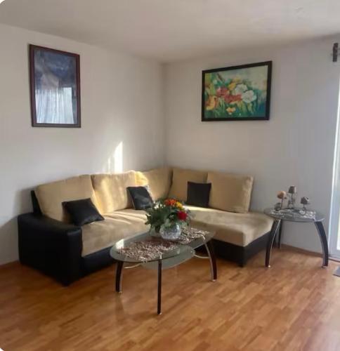a living room with a couch and a table at Casa amplia en fraccionamiento tranquilo in Pachuca de Soto
