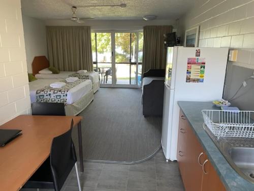 Cama o camas de una habitación en Whitehaven Beachfront Holiday Units