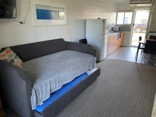 Cama o camas de una habitación en Whitehaven Beachfront Holiday Units