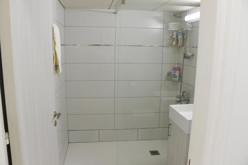 Ένα μπάνιο στο Spacious Apartment, NEAR PINIKOUDES BEACH