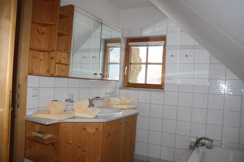 y baño con lavabo y espejo. en Haus Johannes en Maishofen