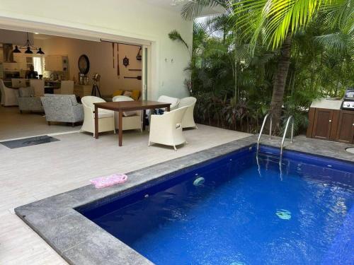 Πισίνα στο ή κοντά στο Casa de lujo con alberca y playa privada