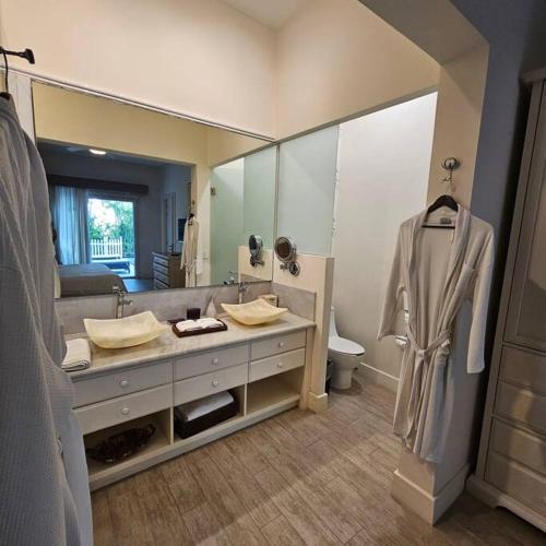 a bathroom with a sink and a large mirror at Casa de lujo con alberca y playa privada in Cruz de Huanacaxtle