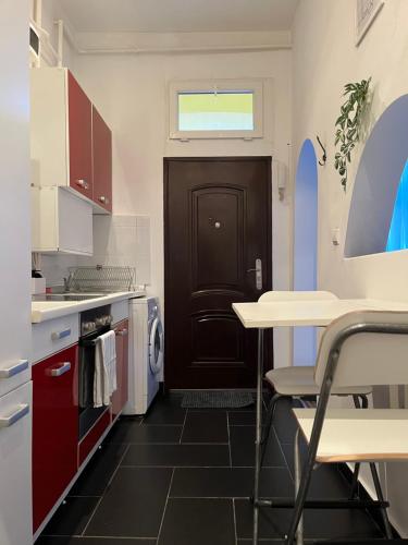 A kitchen or kitchenette at Cozy Downtown Apartment