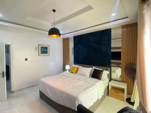 a bedroom with a large white bed in a room at HST - 3BED Duplex Chevron - Lekki in Ikuata