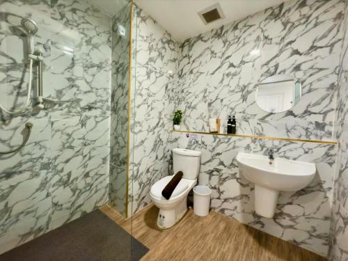Bilik mandi di Breezewood Bangkok Hotel