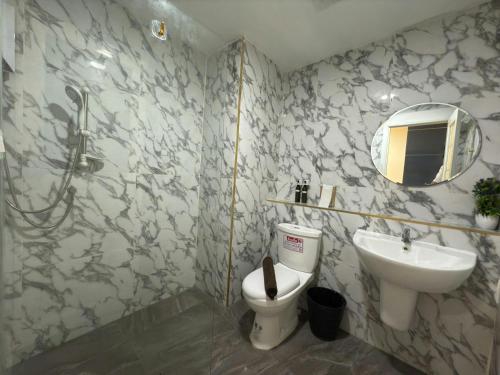 Bilik mandi di Breezewood Bangkok Hotel