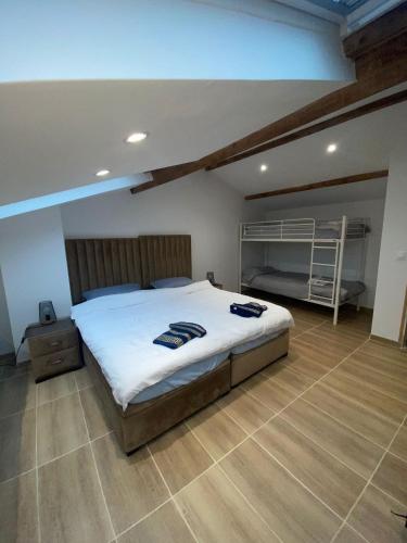 - une chambre avec un grand lit blanc et des lits superposés dans l'établissement ZE Luxurious House Paris - Suite de luxe, à Argenteuil