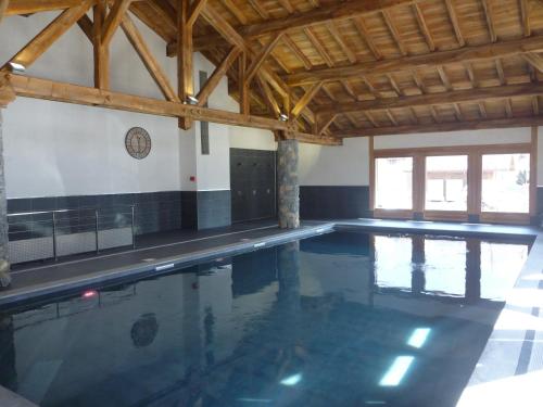 une grande piscine avec une piscine dans l'établissement Résidence Les Chardons Argentés, à Samoëns