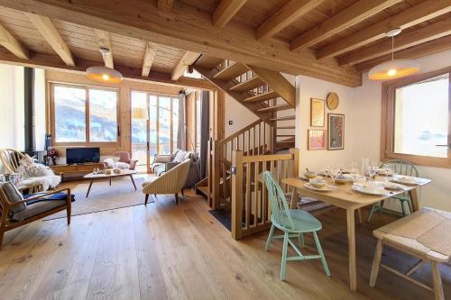 un salon avec une table et des chaises et un salon dans l'établissement Résidence Caseblanche - Chalet La Cachette MAE-9654, à Saint-Martin-de-Belleville