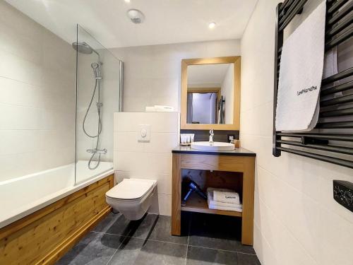 une salle de bain avec toilettes, lavabo et douche dans l'établissement Résidence Caseblanche - Chalet La Cachette MAE-9654, à Saint-Martin-de-Belleville