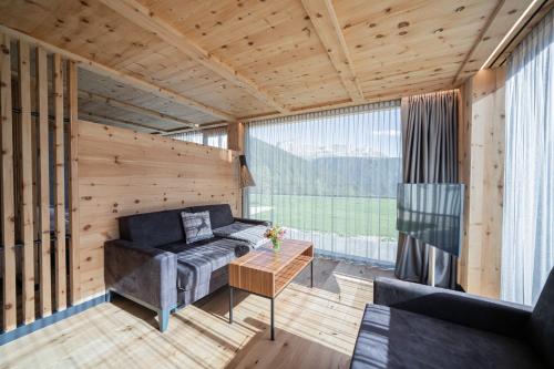 a living room with a couch and a table at Ansitz Velseck-Residence Hotel in Tires