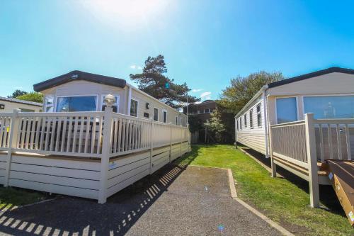 two mobile homes are parked next to each other at Brilliant 8 Berth Caravan Near Walton-On-The-Naze In Essex - 17023Nm in Walton-on-the-Naze