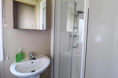 a bathroom with a sink and a shower at Brilliant 8 Berth Caravan Near Walton-On-The-Naze In Essex - 17023Nm in Walton-on-the-Naze