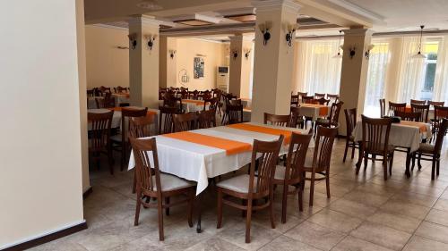 een eetkamer met een tafel en stoelen erin bij Park hotel Bellevue in Goudstrand