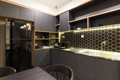 Kuchyň nebo kuchyňský kout v ubytování Upstairs Downstairs CoLiving Kampung Pandan