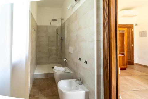 a bathroom with a toilet and a shower and a sink at Casa Schiavoni in Forlì