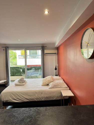 une chambre avec un grand lit et un miroir dans l'établissement Grand Studio Centre Cannes, à Cannes