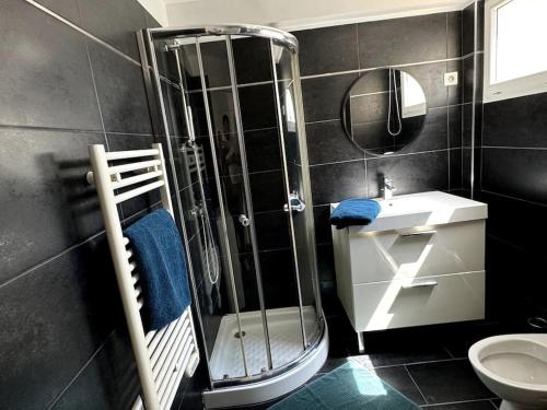 une salle de bain avec une douche, des toilettes et un lavabo dans l'établissement Grand Studio Centre Cannes, à Cannes