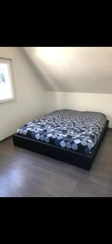 a bed in the corner of a room at Maison calme avec piscine privée in Argenteuil