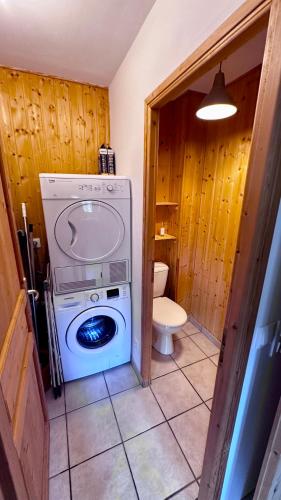 La salle de bains est pourvue d'un lave-linge et d'un sèche-linge. dans l'établissement Chalet Le Salers 10pers Le Mont Dore, à Mont-Dore
