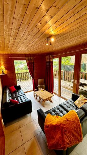 un salon avec un canapé et une table dans l'établissement Chalet Le Salers 10pers Le Mont Dore, à Mont-Dore